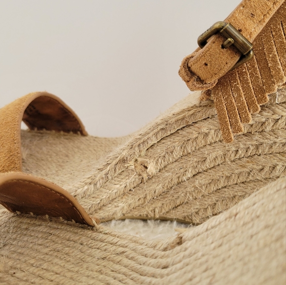 Frye Lila Feather Wedge Open Toe Suede Sandal Womens Tan Size 6 - Picture 11 of 12